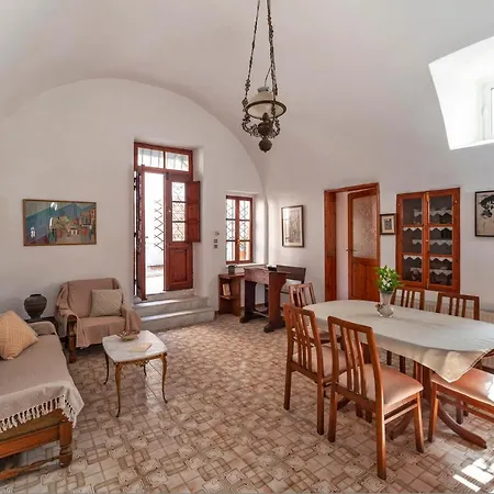 Traditional 3 Bedroom House In The Old Town