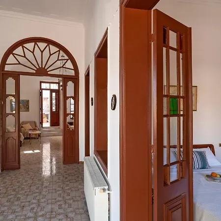 Traditional 3 Bedroom House In The Old Town Holiday home