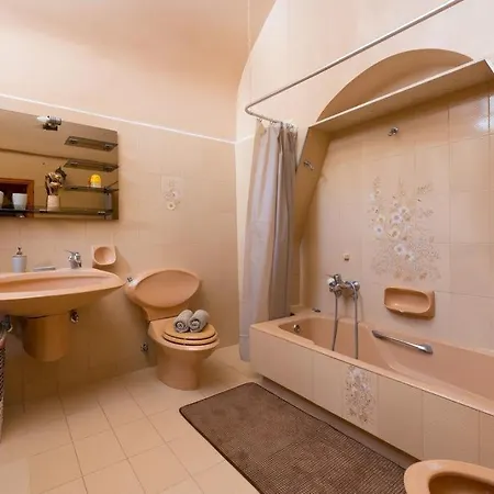 Traditional 3 Bedroom House In The Old Town Holiday home