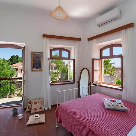 Traditional 3 Bedroom House In The Old Town Casa vacanze